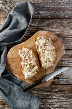 Köy tahtasında taze ev yapımı ton balığı ezmeli sandviçler..