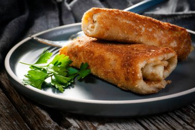 Siyah tabakta mantarlı ve lahana turşulu kroketler..