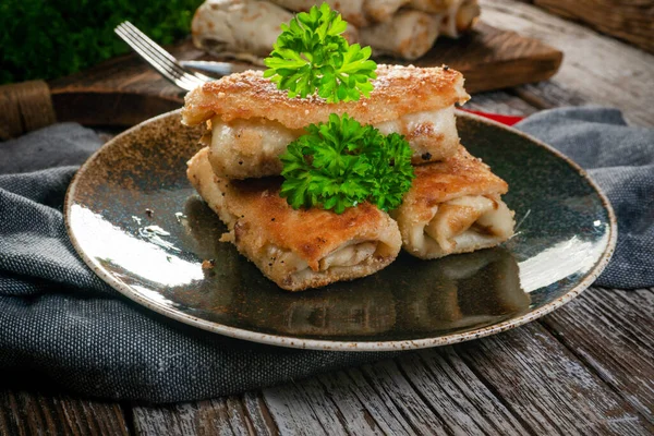 Crocchette Con Funghi Crauti Piatto Scuro — Foto Stock