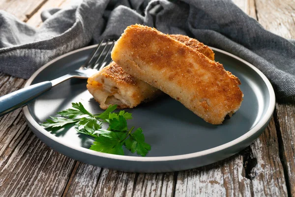 Siyah tabakta mantarlı ve lahana turşulu kroketler..