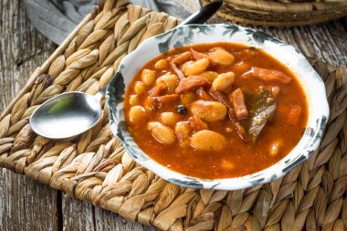 Domates soslu fasulye, pastırma ve sosis. Seçici odak.