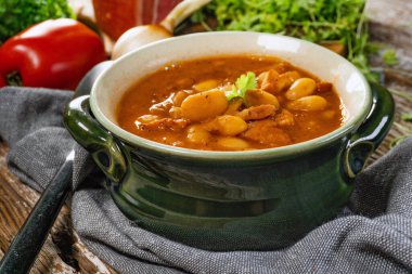 Fırında fasulye ve domates sosu kaselerde servis edilir..