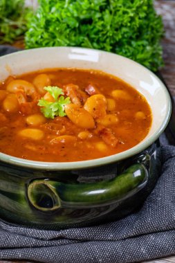 Fırında fasulye ve domates sosu kaselerde servis edilir..