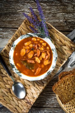 Domates soslu fasulye, pastırma ve sosis. Seçici odak.