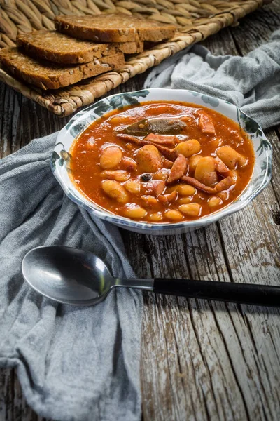 Bonen Met Tomatensaus Spek Worst Selectieve Focus — Stockfoto