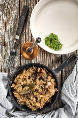 Bigos, dökme demir tavada servis edilen geleneksel bir Polonya lahana turşusu..