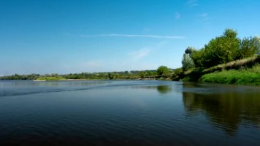 Vistula Nehri 'nde güneşli bir gün. Peyzaj zaman çizelgesi.