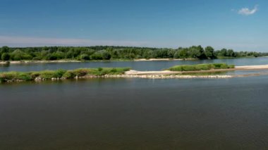 Vistula Nehri 'nde güneşli bir gün. Peyzaj zaman çizelgesi.