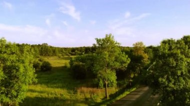 Yol tarlalardan ve ormanlardan geçiyor..