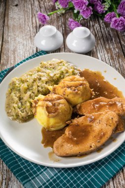 Sos içinde haşlanmış hindi eti. Seçici odak.