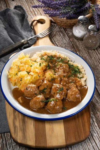 Mantar soslu kıymalı köfte, haşlanmış bulgur ile servis edilir..