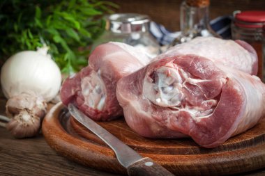 Kesme tahtasında çiğ hindi bacağı. Seçici odak.