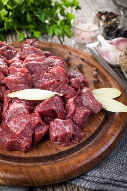 Et yahnisi doğrama tahtasında hazırlandı. Seçici odak.