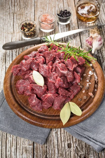 Guisado Carne Preparada Uma Tábua Corte Foco Seletivo — Fotografia de Stock