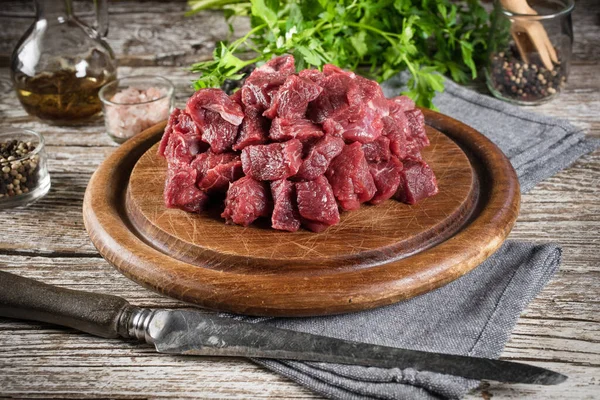 Guisado Carne Preparada Uma Tábua Corte Foco Seletivo — Fotografia de Stock