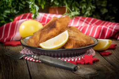 Kızarmış morina dilimleri ve ekmek kırıntıları. Küçük alan derinliği.