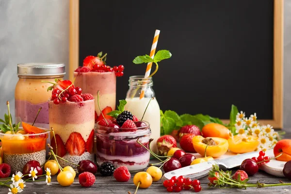 Czyste Jedzenie Pomysłów Śniadanie Lub Przekąskę Asortyment Berry Koktajle Owocowe — Zdjęcie stockowe