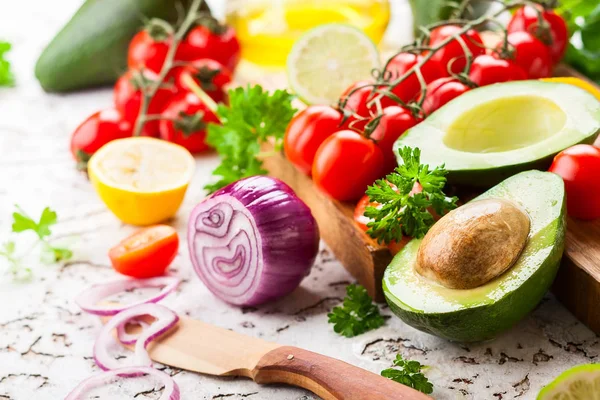 Свіжі Сирі Овочеві Інгредієнти Здорової Кухні Авокадо Вишневі Помідори Цитрусові — стокове фото