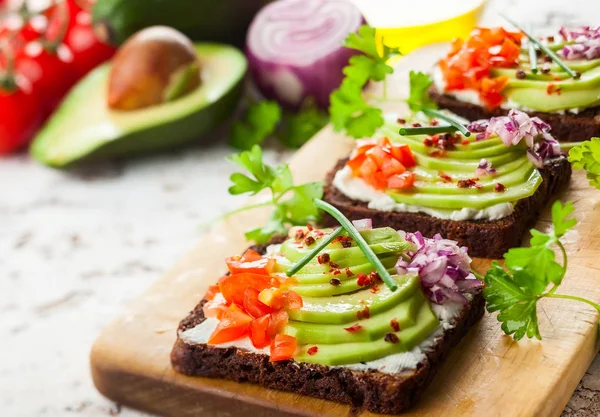 Sandwiches Abiertos Vegetarianos Frescos Pan Negro Con Aguacate Tomate Cebolla — Foto de Stock