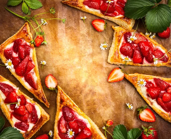 夏のデザートのおいしいアイデア 三角形の形をしたイチゴとリコッタ チーズのパイ生地タルトです トップ ビュー — ストック写真