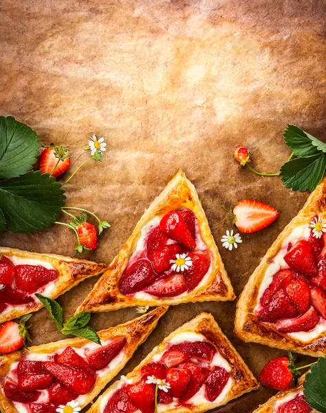 美味想法夏天甜点 草莓和意大利乳清干酪在三角形形状的酥酥 顶视图 — 图库照片