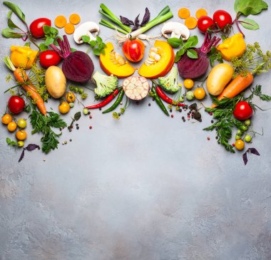 Sağlıklı yemek pişirme kavramı. Taze sebze ile natürmort. Üstten görünüm.