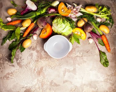 Sebze çorba ya da güveç yemek pişirmek için taze sebze hammaddelerini çeşitli. Sonbahar sebze natürmort rustik antika arka plan üzerinde. Üstten Görünüm