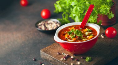 Sebze ve domates ile beyaz ve kırmızı fasulye çorbası. Sonbahar ve kış sezonu için vejetaryen fasulye çorbası