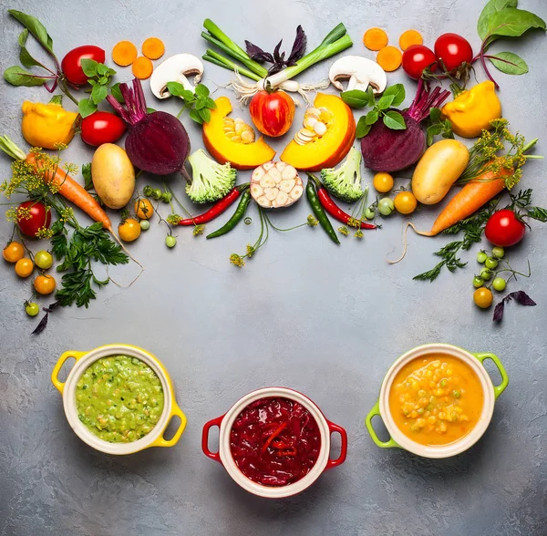 Konzept Für Gesunde Gemüse Und Hülsenfrüchtesuppen Gelbe Erbsensuppe Roter Borschtsch — Stockfoto