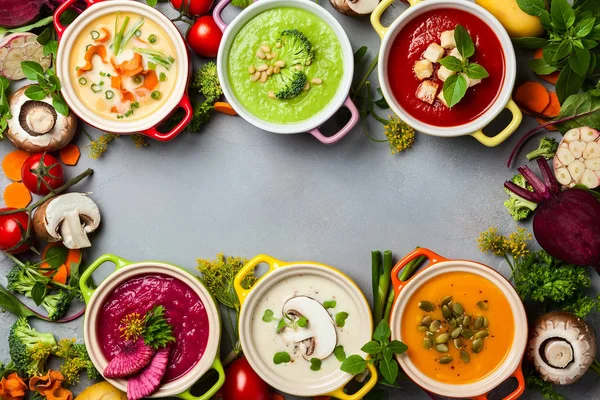 カラフルな野菜クリームスープやスープのための成分の様々な 最上階だ 健康食 菜食の概念 — ストック写真