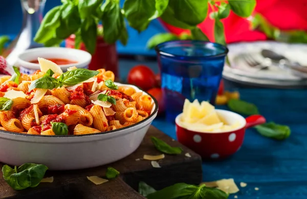 Nudeln Mit Würziger Tomatensauce Parmesan Und Basilikum Pasta Chifferi Rigati — Stockfoto