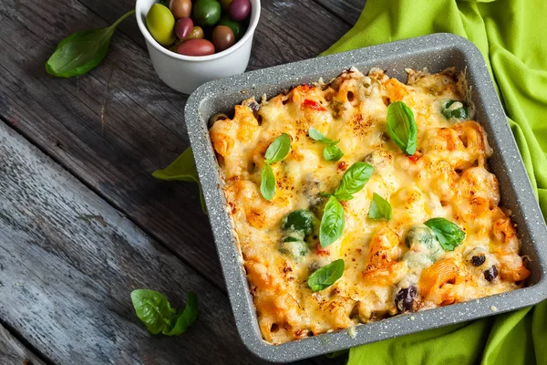 Pastas Horneadas Con Aceitunas Coloridas Pimientos Tomates Pasta Verduras Gratin —  Fotos de Stock