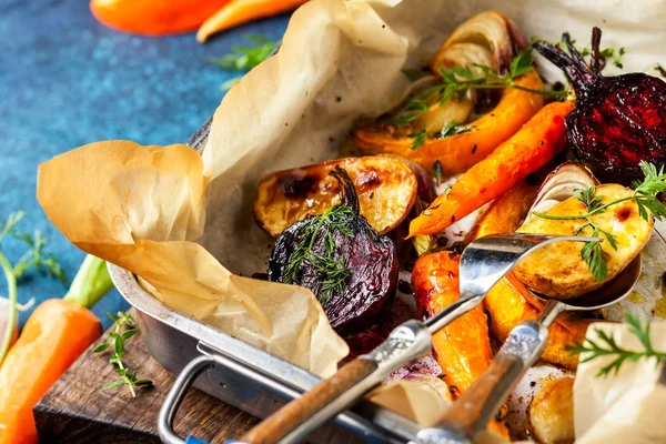 Oven Roasted Vegetables Garlic Herbs Baking Tray Autumn Winter Root — Stock Photo, Image