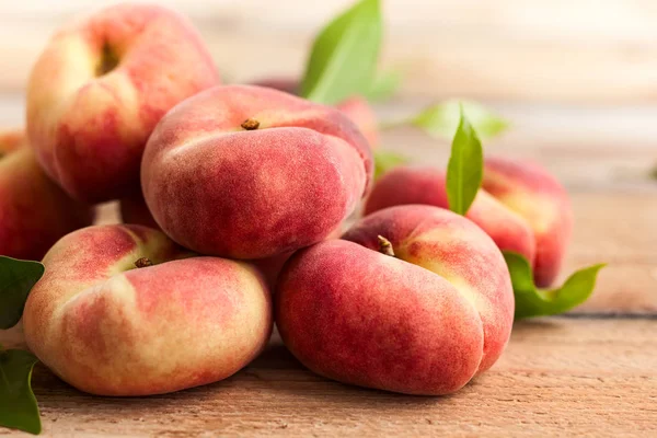 Frische Pfirsiche Mit Blättern Auf Holzgrund Donut Oder Weinberg Art — Stockfoto