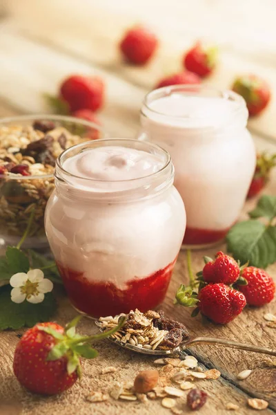 Delizioso Yogurt Alla Fragola Barattoli Muesli Circondati Bacche Fresche Sul — Foto Stock