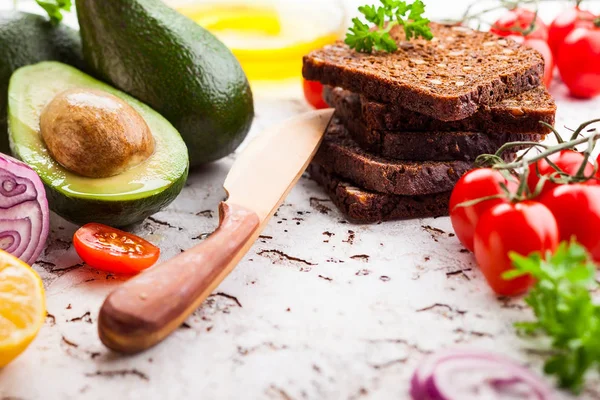 Свіжі Інгредієнти Приготування Здорових Вегетаріанських Бутербродів Чорним Хлібом Авокадо Помідорами — стокове фото
