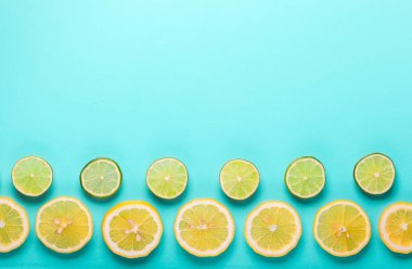 Pastel mavi arka plan minimalist tarzı taze limon ve kireç desenine dilim. Yat, alanı Kopyala.