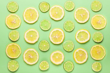 Pastel yeşil arka plan minimalist tarzı taze limon ve kireç desenine dilim. Yat, alanı Kopyala.