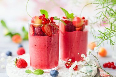 Berry bardaklarda taze çilek ile tepesinde mus aromalı. Yaz tatlı çilek, ahududu, kırmızı kuş üzümü ile kiraz ve yaban mersini