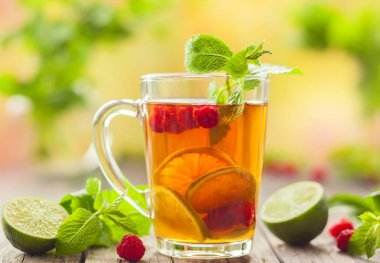 Ahududu, kireç ve ahşap masa nane ile yaz çay bardak