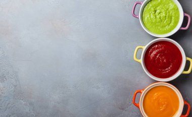 Rengarenk sebzeler, kremalı çorbalar, küçük kaplar. Üst Manzara. Sağlıklı beslenme ya da vejetaryen yemeği kavramı.