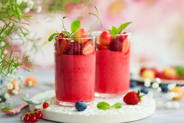 Berry bardaklarda taze çilek ile tepesinde mus aromalı. Yaz tatlı çilek, ahududu, kırmızı kuş üzümü ile kiraz ve yaban mersini