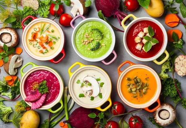 色彩斑斓的蔬菜 奶油汤和汤配料的多样性 顶部视图 健康饮食或素食的概念 — 图库照片
