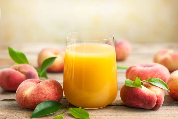 Ett Glas Färsk Persika Juice Omgiven Färsk Frukt Med Blad — Stockfoto