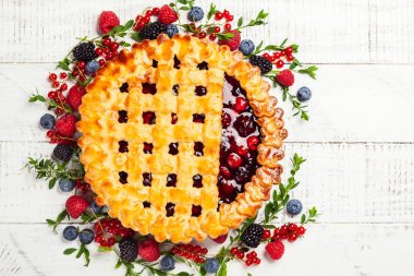 Kırsal ahşap arka planda fotokopi alanı olan ev yapımı yaz meyveli turtası. Üst görünüm.