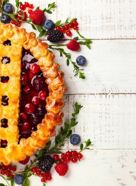 Kırsal ahşap arka planda fotokopi alanı olan ev yapımı yaz meyveli turtası. Üst görünüm.