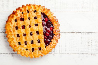 Kırsal ahşap arka planda fotokopi alanı olan ev yapımı yaz meyveli turtası. Üst görünüm.