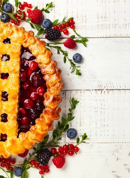 Kırsal ahşap arka planda fotokopi alanı olan ev yapımı yaz meyveli turtası. Üst görünüm.