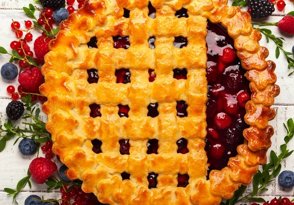 Kırsal ahşap arka planda fotokopi alanı olan ev yapımı yaz meyveli turtası. Üst görünüm.