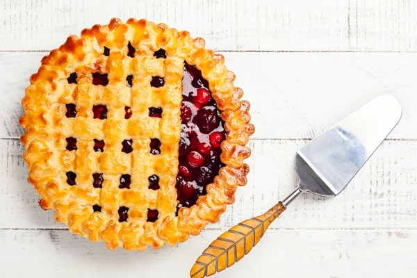 Kırsal ahşap arka planda fotokopi alanı olan ev yapımı yaz meyveli turtası. Üst görünüm.